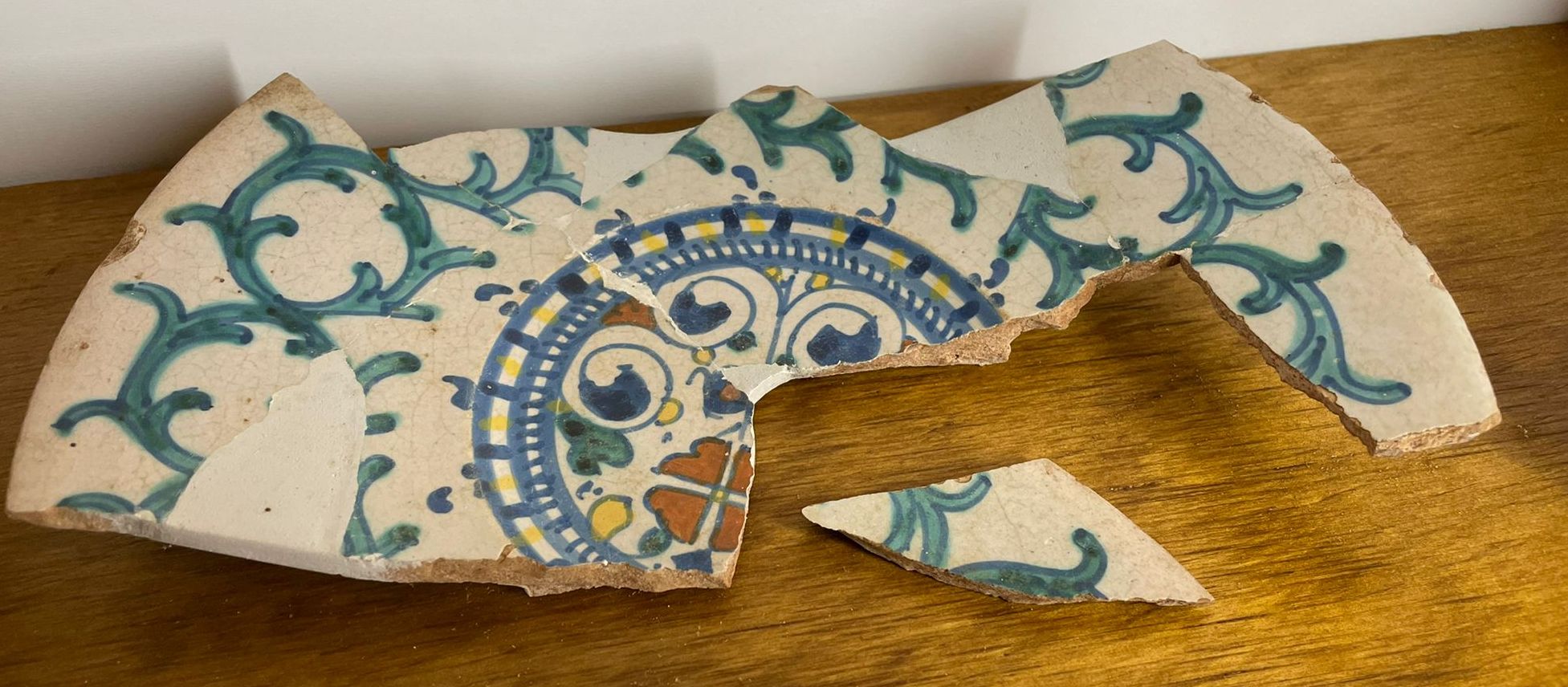 soggetto assente (piatto, frammento) - bottega derutese (sec. XVI)