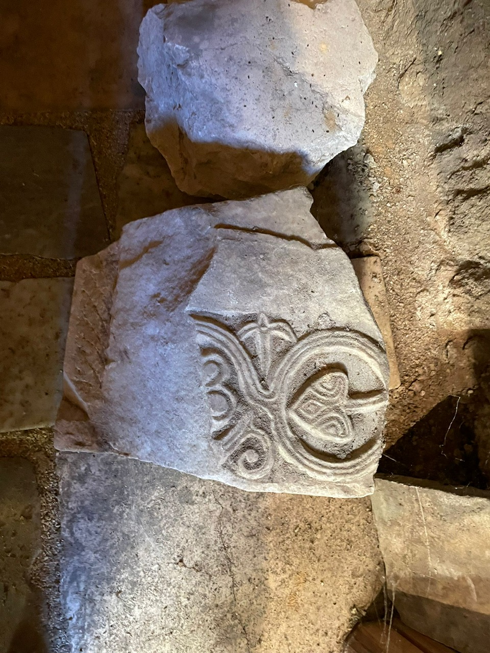 motivo decorativo a girali (pluteo, frammento) - bottega Italia centrale (inizio sec. IX)