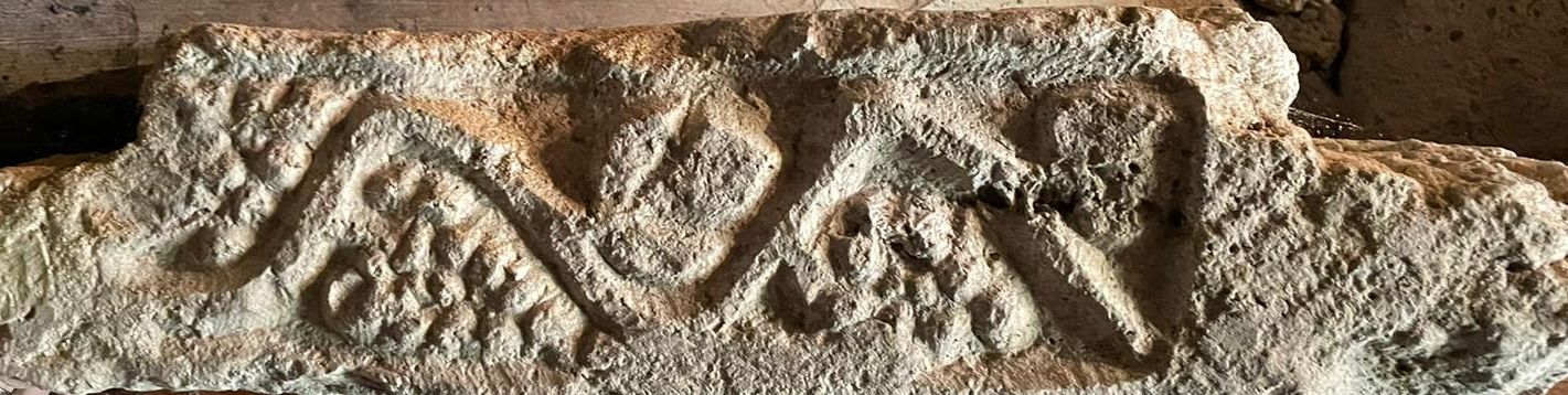 viticcio con grappoli d'uva (cornice, frammento) - ambito italiano (seconda metà sec. VIII)