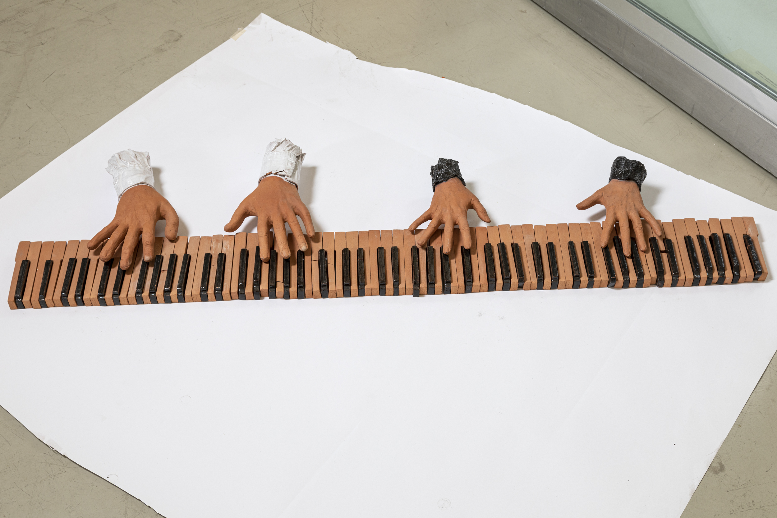 Il suono del pianoforte (Sonata a 4 mani), pianoforte e mani (scultura, opera isolata) di Rosa Maria Teresa - ambito italiano (inizio XXI)