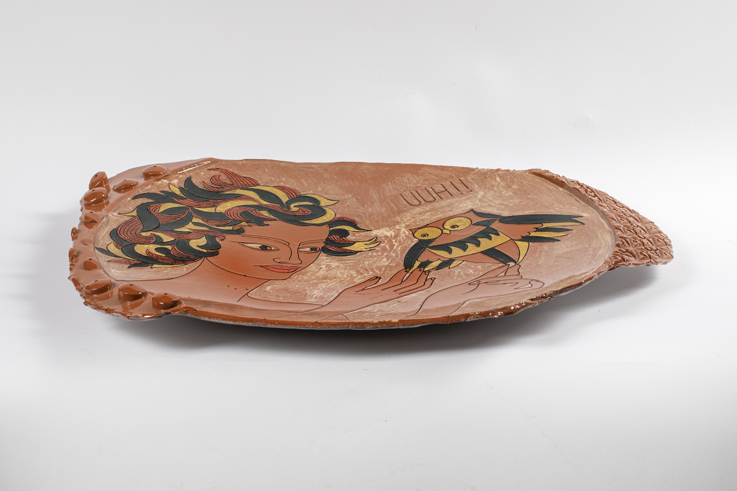 Dea con civetta, figura femminile con civetta (pannello, opera isolata) di Pezzi Mario (fine XX)