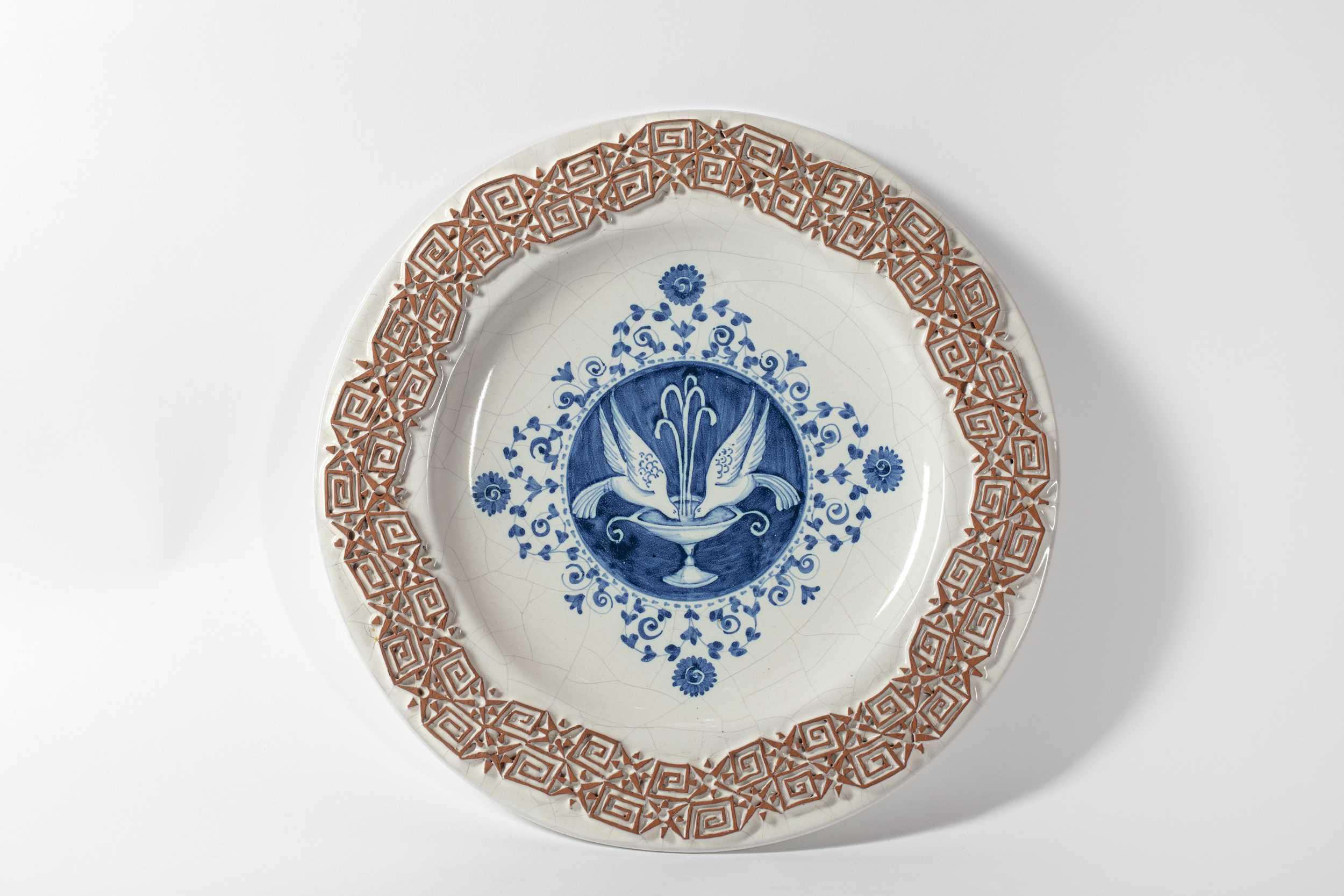colombe che si abbeverano alla fonte, motivi fitomorfi (piatto, opera isolata) di Ceramiche Val Demone (inizio XXI)