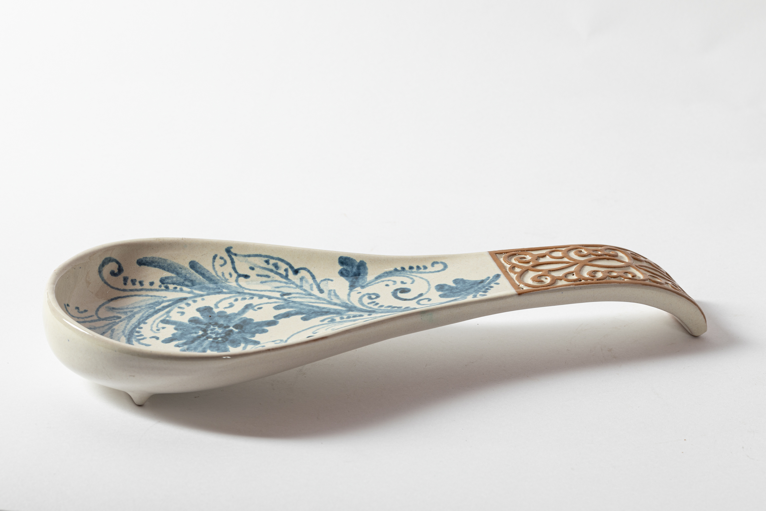 motivi fitomorfi (poggiamestolo, opera isolata) di Ceramiche Val Demone (inizio XXI)