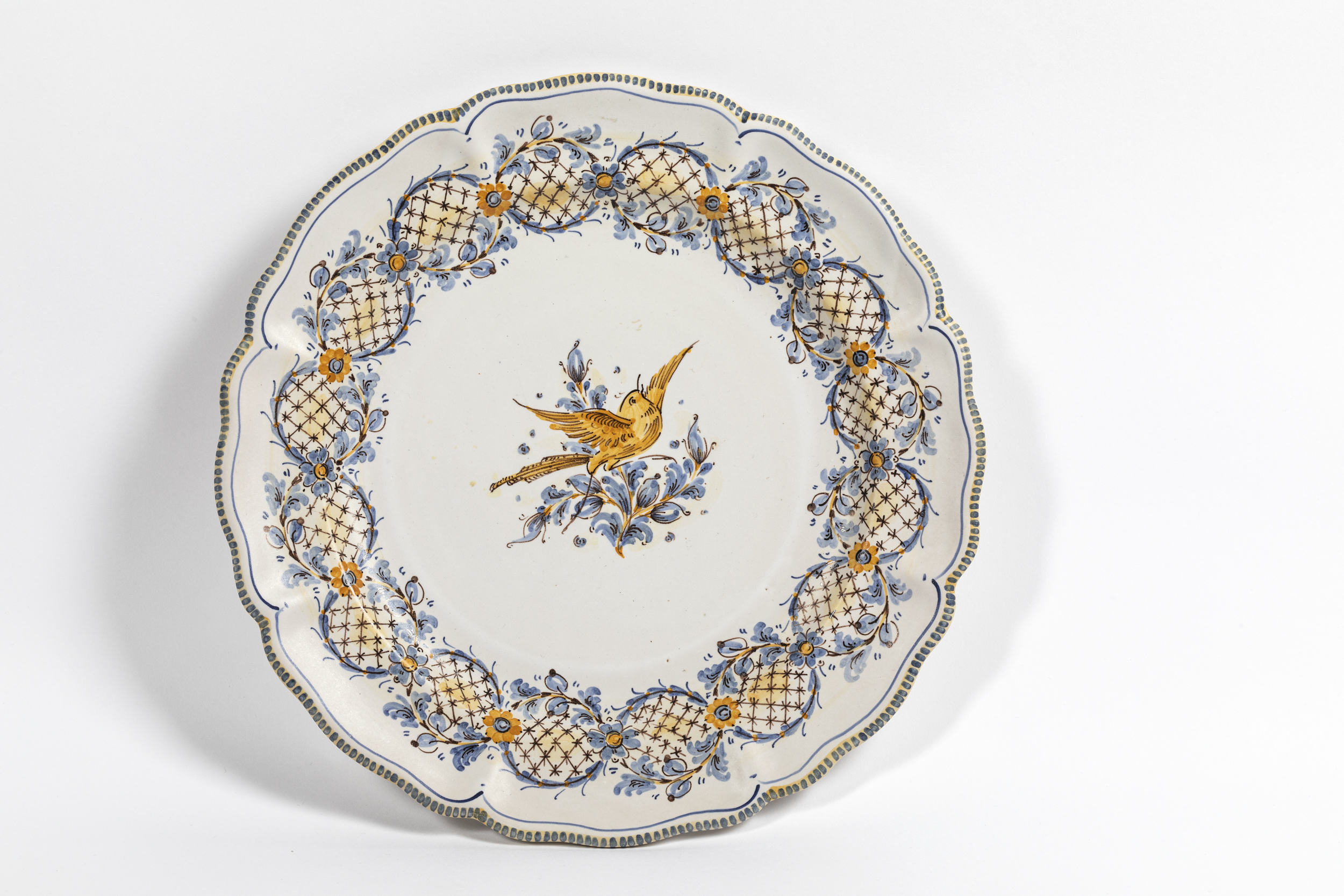 motivi decorativi fitomorfi, uccello (piatto, opera isolata) di L'Assainato Francesco (ultimo quarto XX)