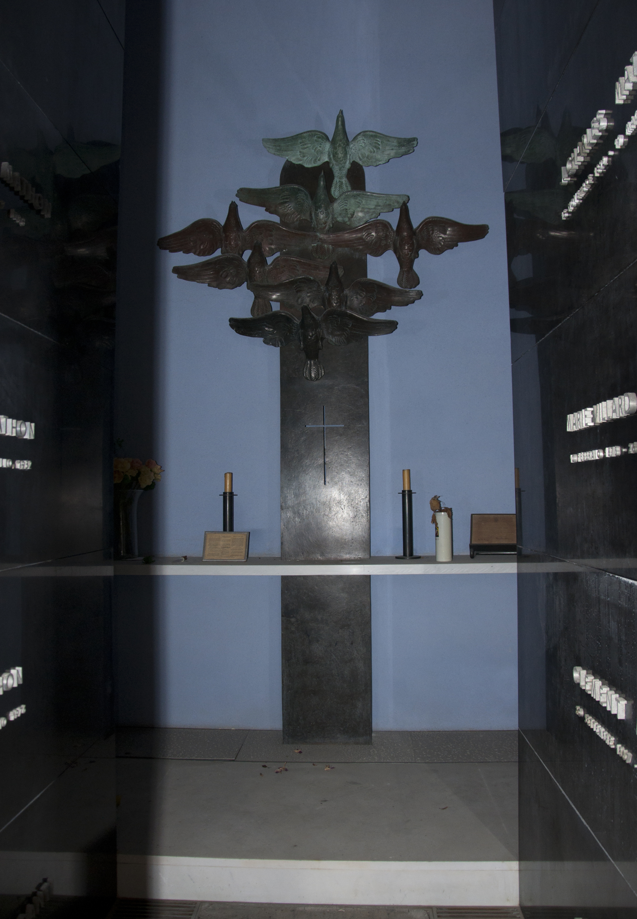 Monumento funebre con sette colombe in volo (scultura, opera isolata) di Martini Arturo (sec. XX)
