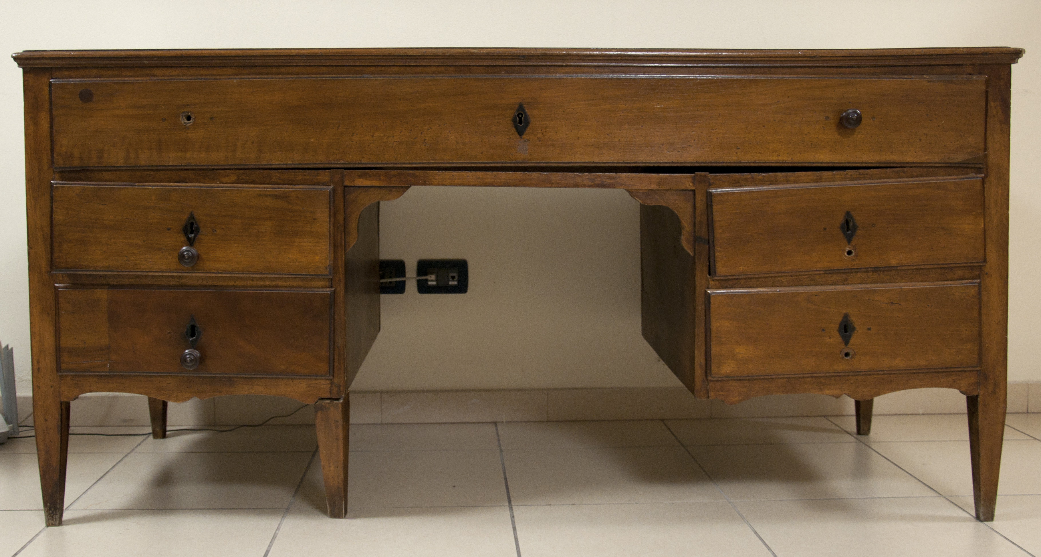 scrivania - bottega toscana (primo quarto sec. XX)