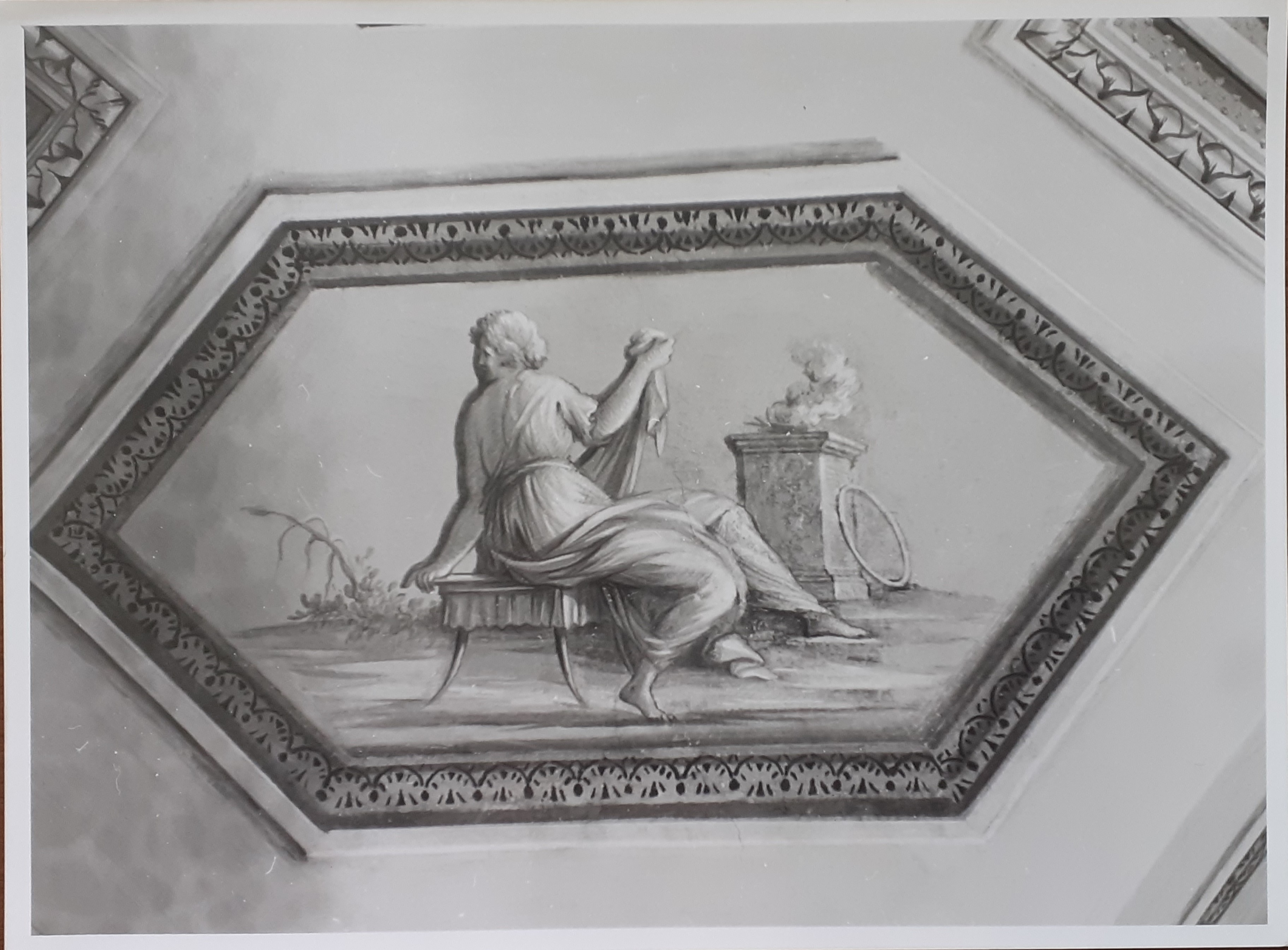 Figura femminile con ara sacrificale (dipinto) di De Angelis Desiderio (attribuito), Brunelli Carlo (attribuito) (seconda metà XVIII Secolo)