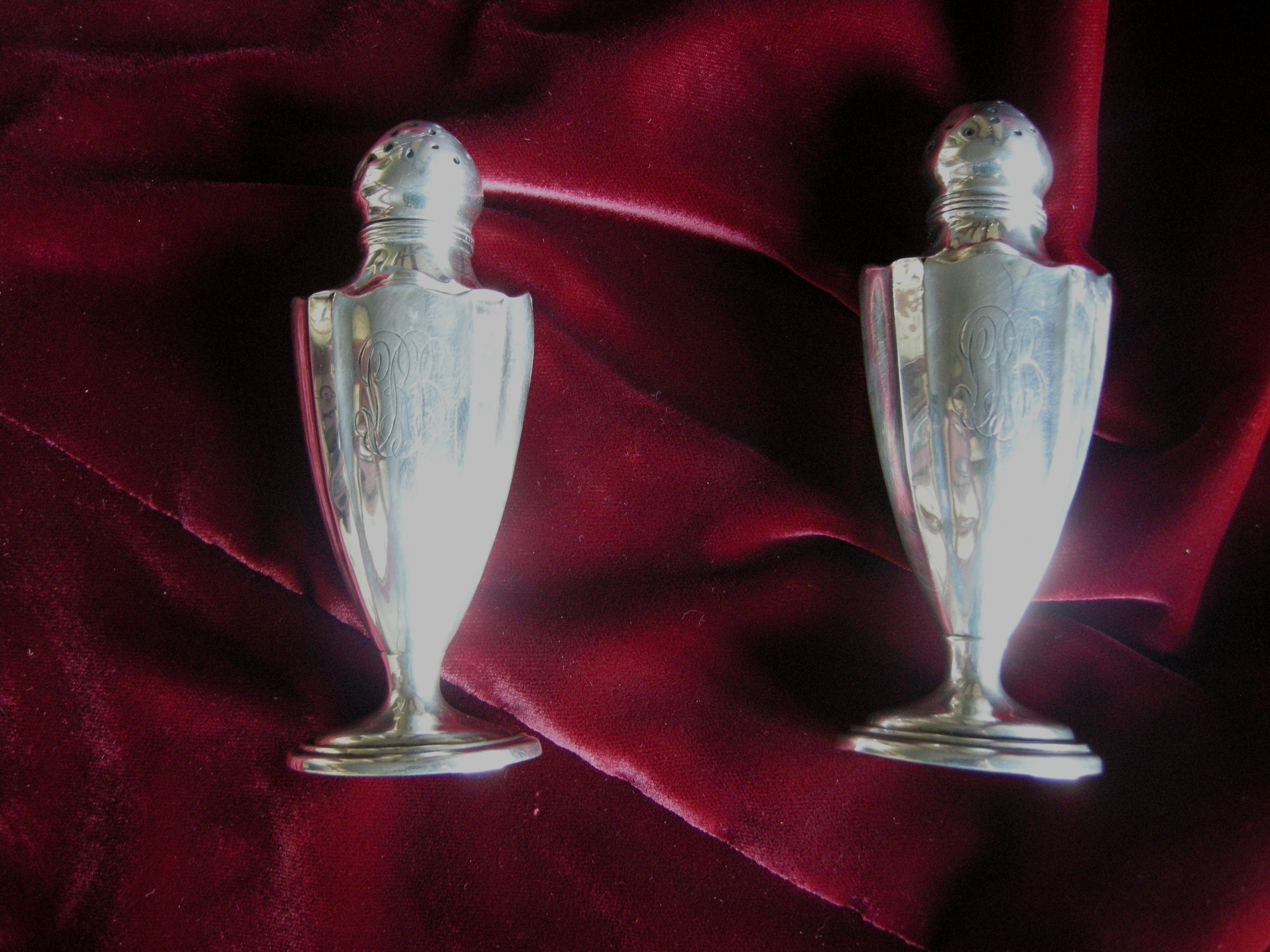 motivi decorativi geometrici (saliera, coppia) - produzione romagnola (anni ottanta sec. XIX)