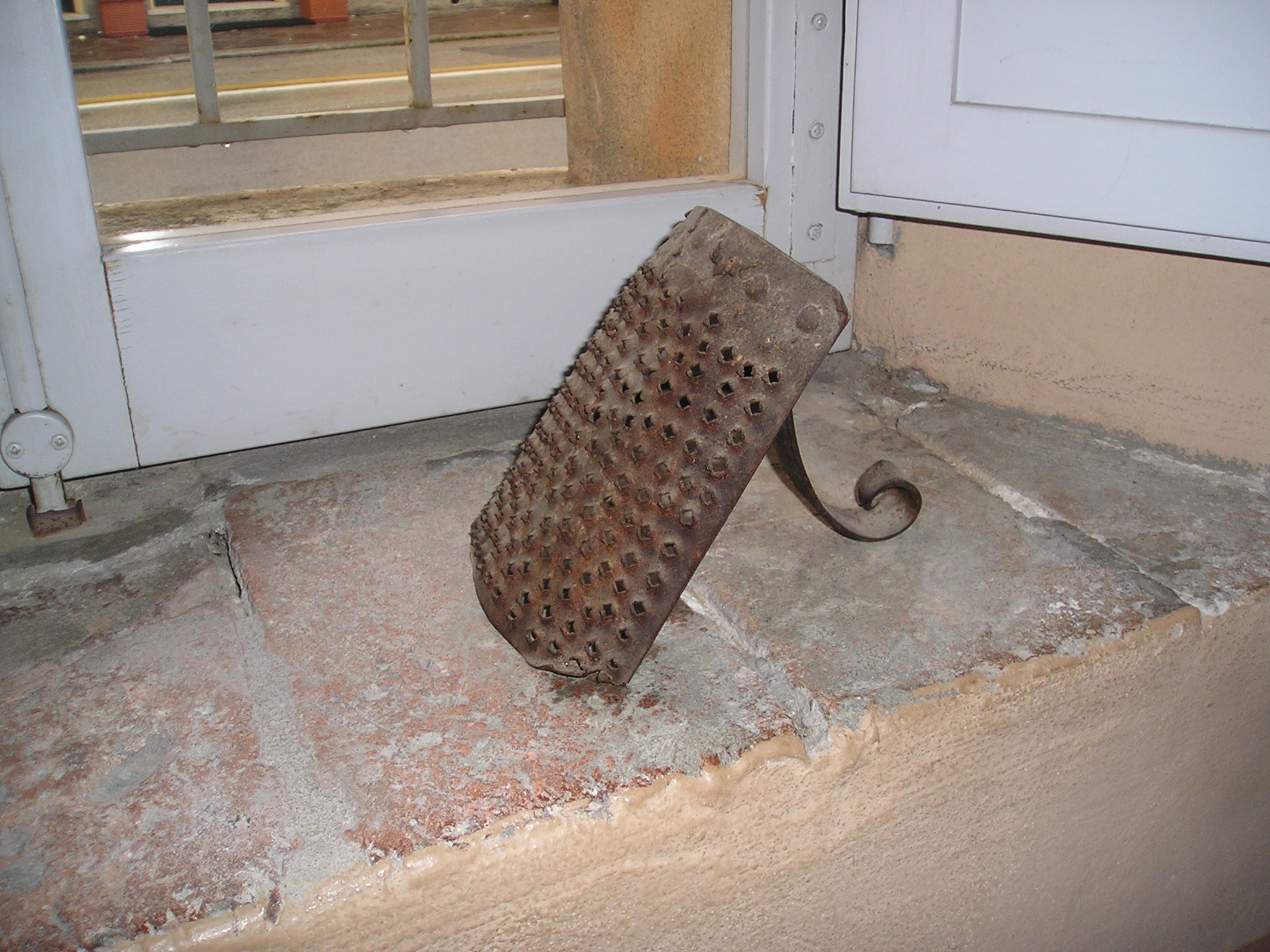 grattugia, ARREDI E SUPPELLETTILI/ CONTENITORI, RECIPIENTI E OGGETTI DI USO DOMESTICO