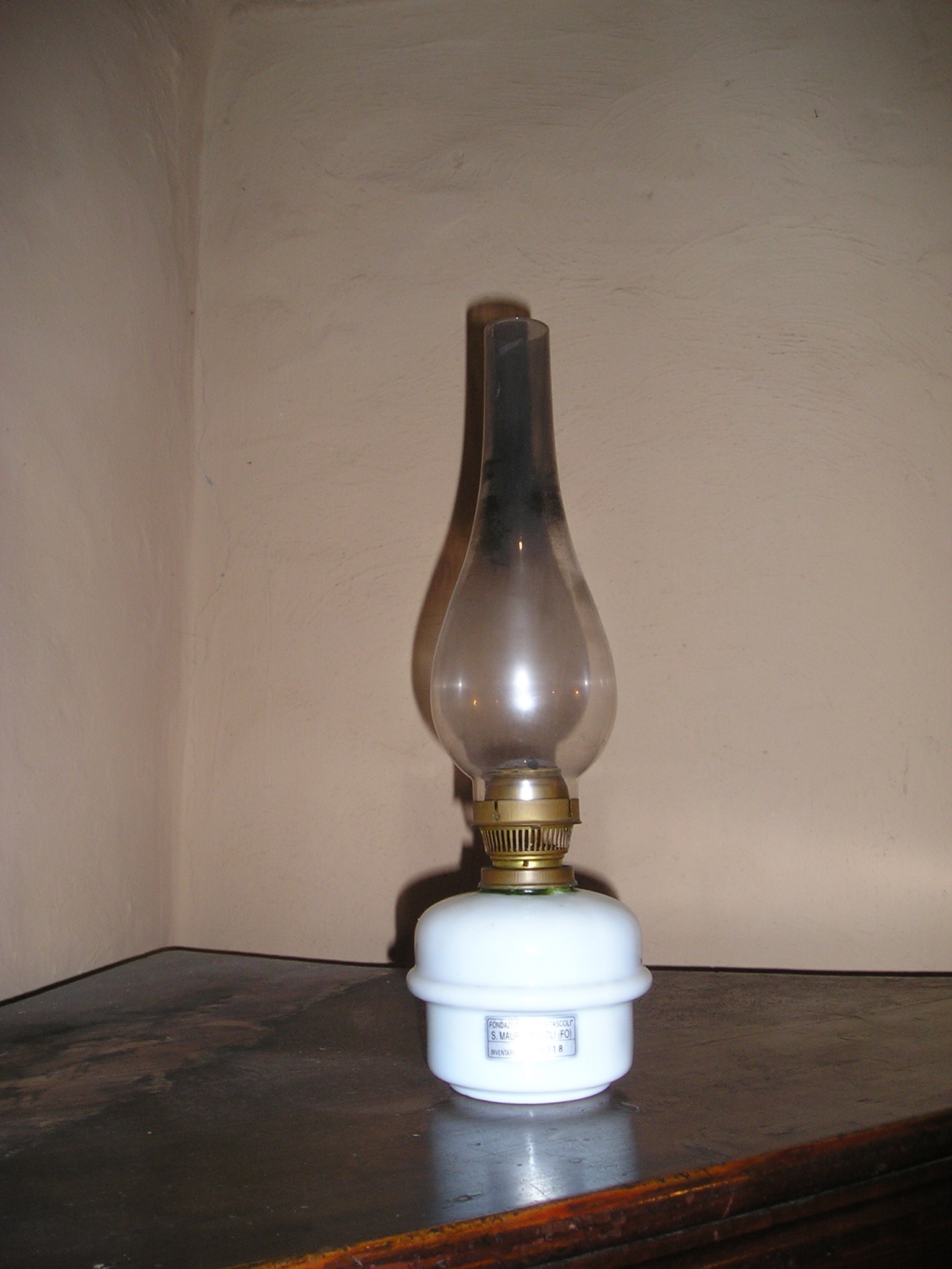 lampada da tavolo, a petrolio, ARREDI E SUPPELLETTILI/ CONTENITORI, RECIPIENTI E OGGETTI DI USO DOMESTICO