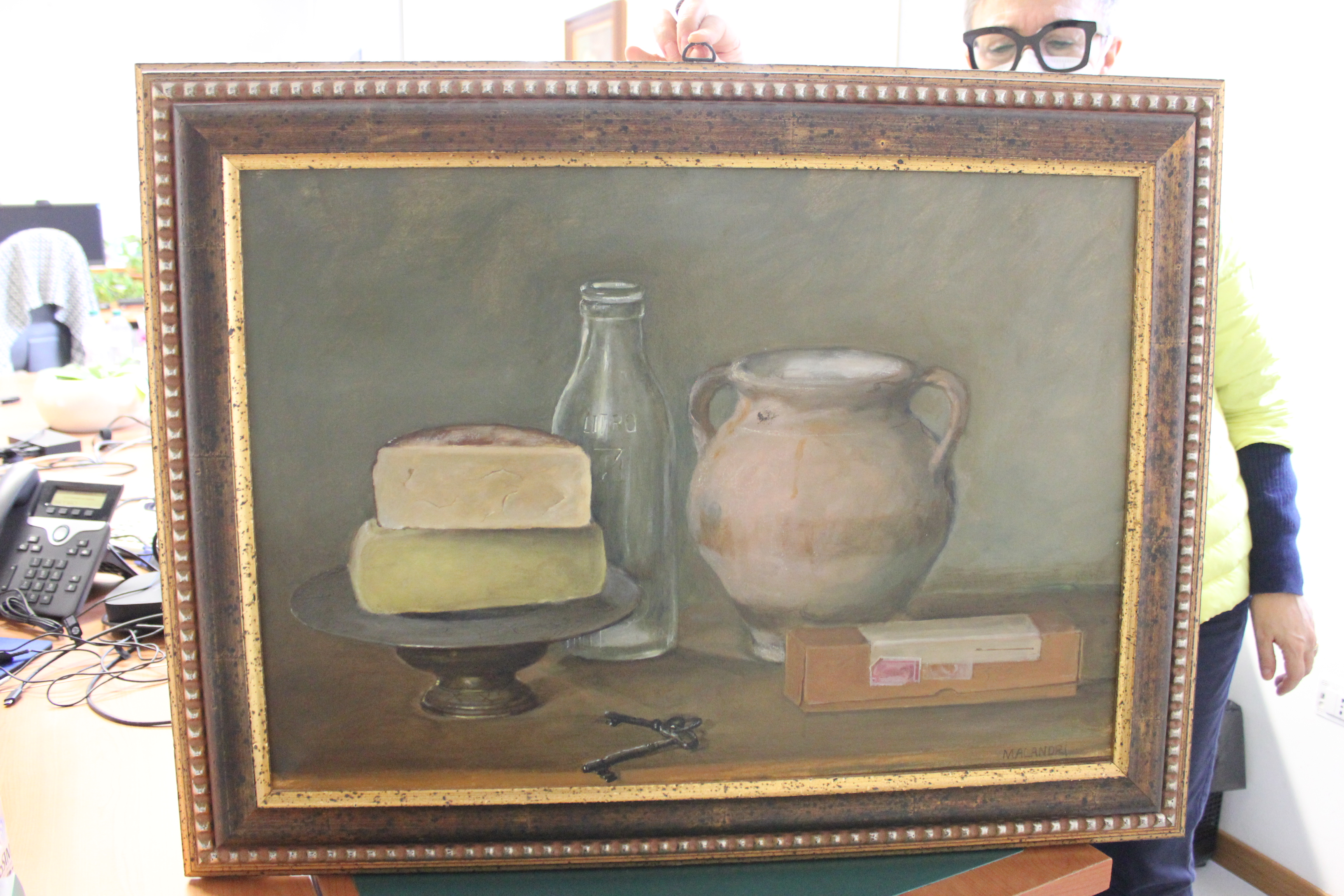 Natura morta con formaggi, Natura morta con formaggi su una alzatina, una bottiglia, una brocca, chiavi e un pacchetto postale (dipinto, opera isolata) di Malandri Miria (ultimo quarto XX)