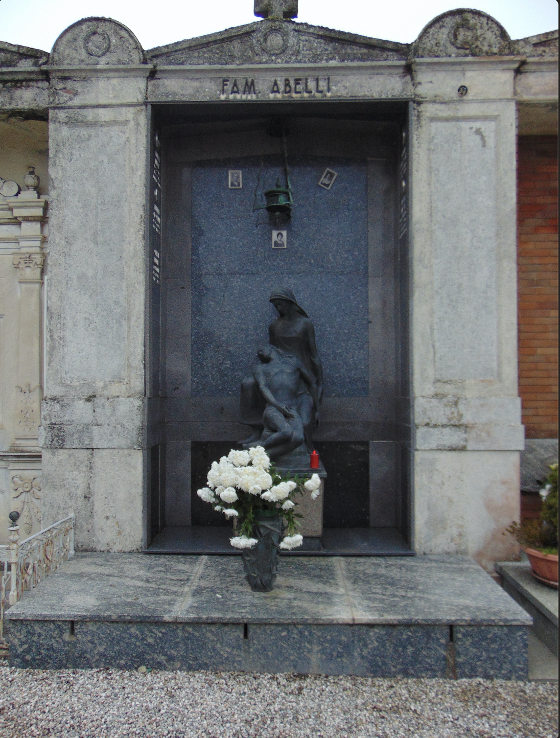 Pietà (monumento funebre) di D. Paolini (prima metà XX)