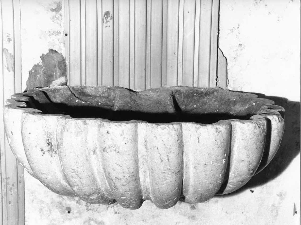 acquasantiera da parete - bottega molisana (seconda metà sec. XVIII)