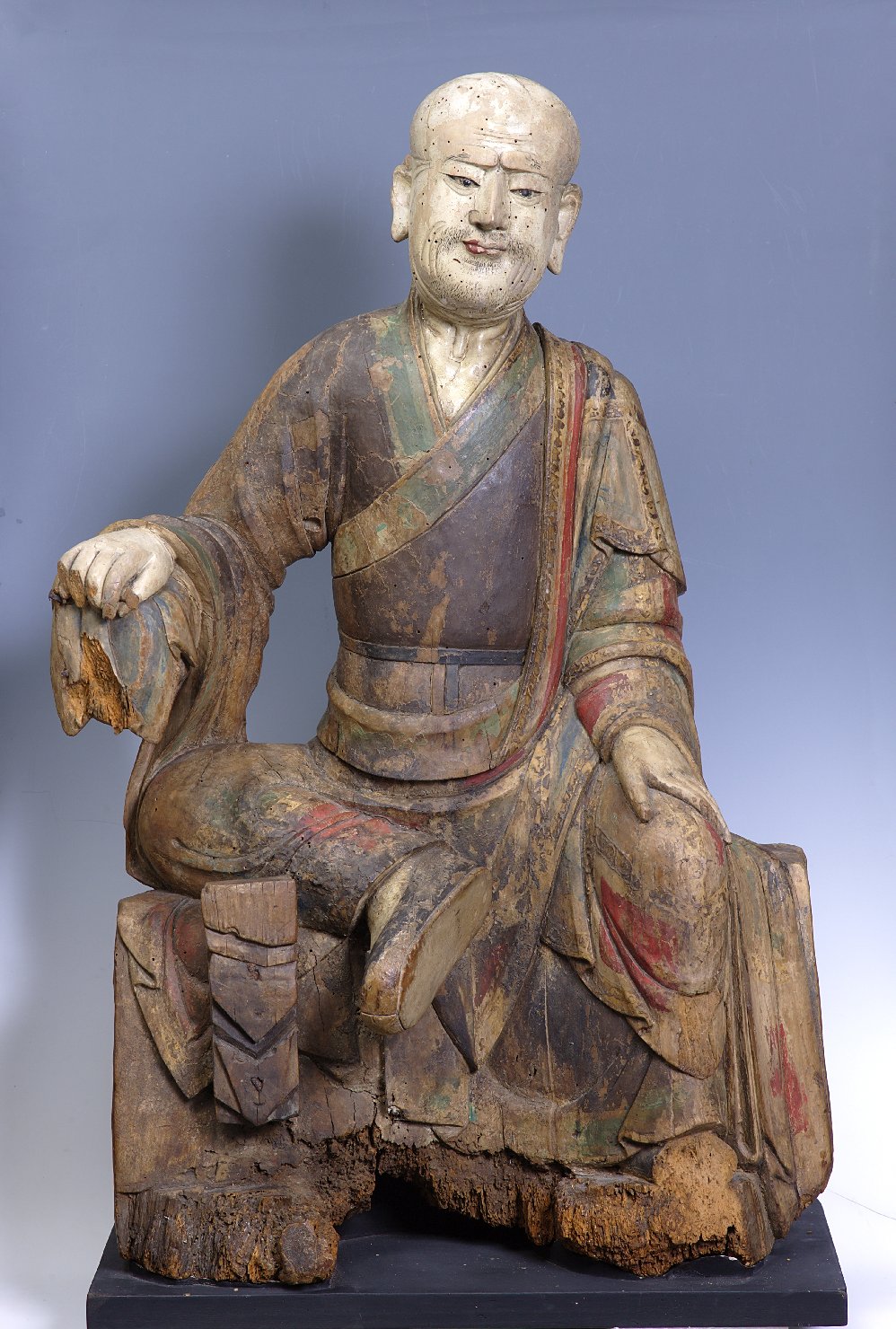 figura maschile seduta (statuetta) - ambito cinese (secc. XIV/ XV)