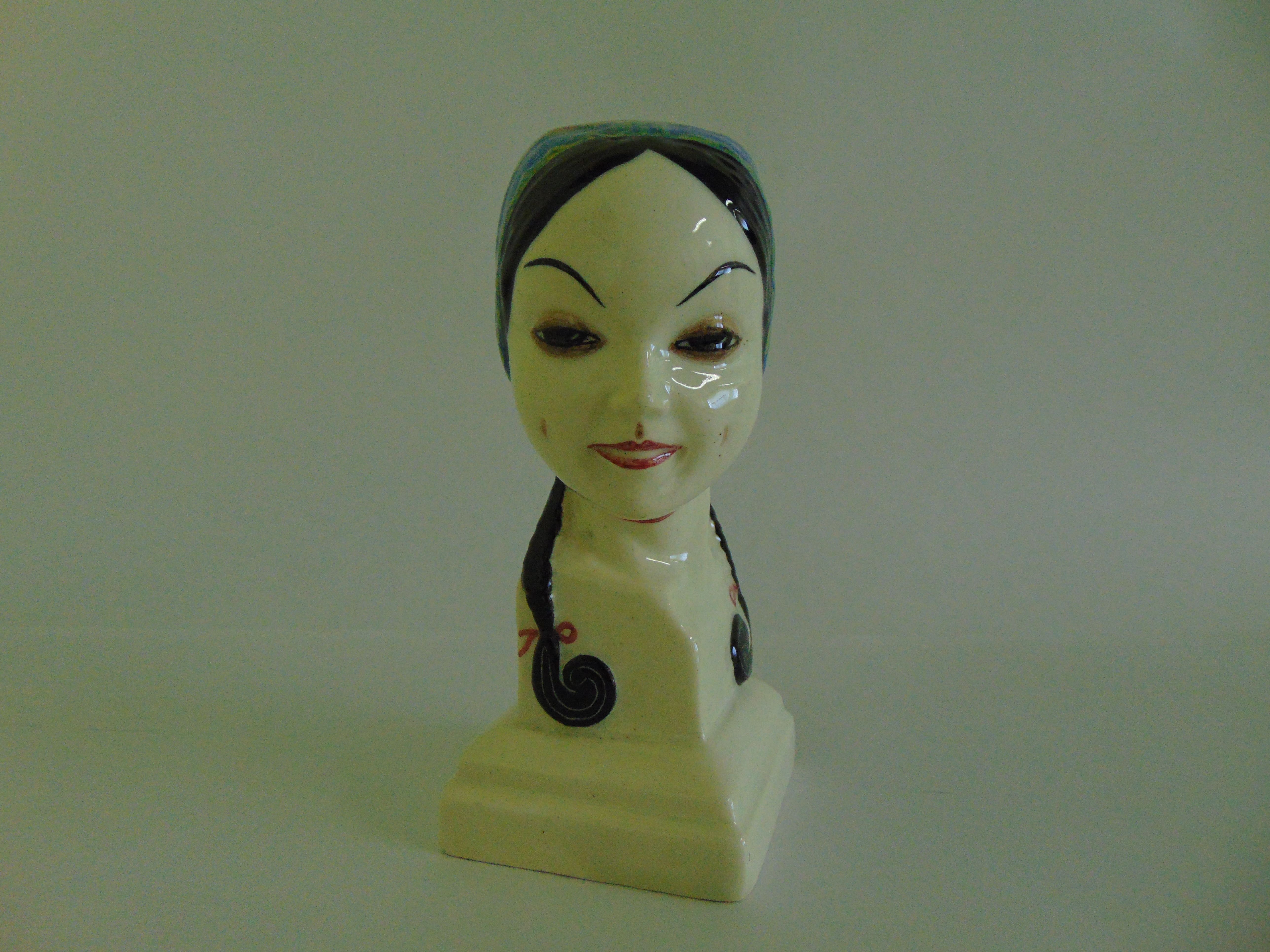 Testina di desulese, testa femminile con copricapo (scultura, opera isolata) di Melis Federico (secondo quarto XX)