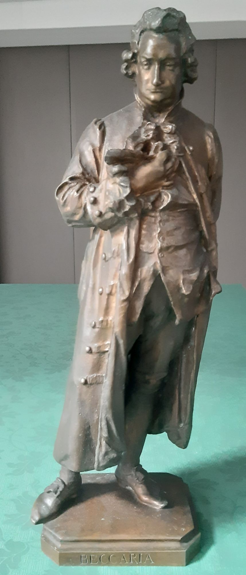 Cesare Beccaria, ritratto d'uomo a figura intera (scultura, opera isolata) di Grandi Giuseppe Domenico - ambito milanese (terzo quarto XIX)