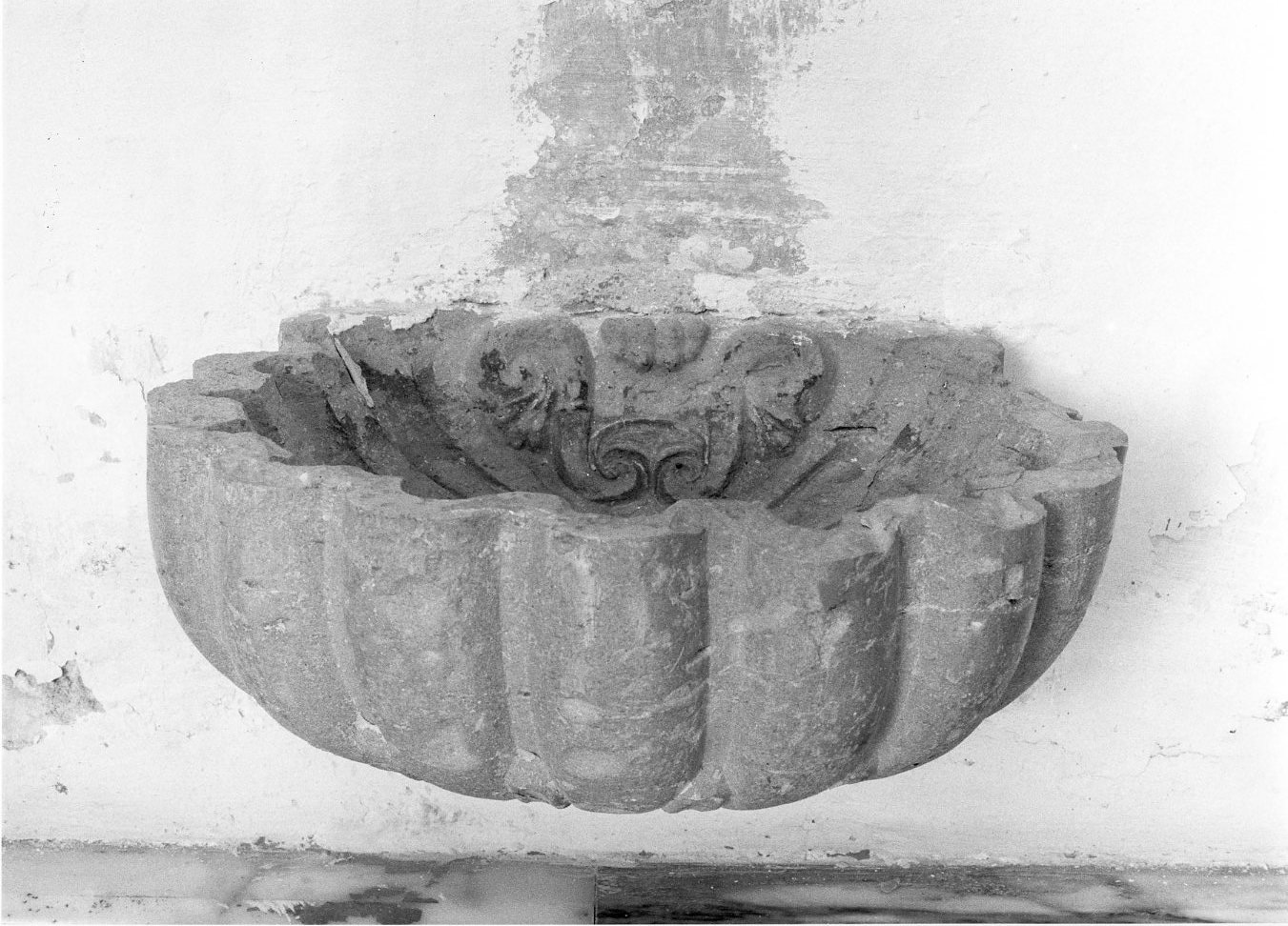 acquasantiera da parete - bottega molisana (metà sec. XVIII)