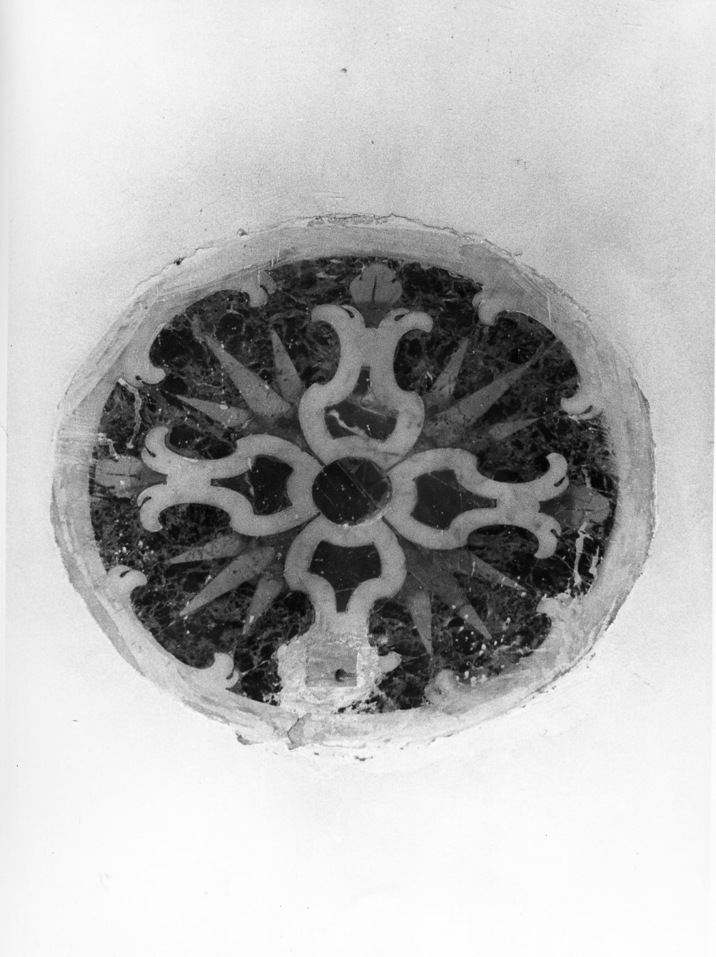 disco con inscritta una croce (decorazione, serie) - bottega Italia meridionale (inizio/ fine sec. XVIII)