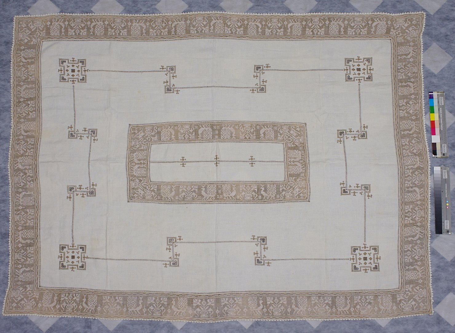 elementi decorativi floreali e geometrici con pavoni (tovaglia) - manifattura ligure (XIX)