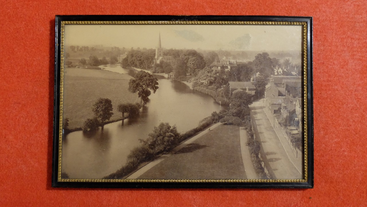 Vedute – Inghilterra - Stratford upon Avon <città natale di William Shakespeare> - Veduta aerea del fiume Avon e della Holy Trinity Church (positivo) di Anonimo (metà/ inizio XIX-XX)