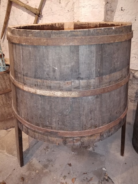 pistarola, tinone (Tino di pigiatura, ARREDI E SUPPELLETTILI/ CONTENITORI, RECIPIENTI E OGGETTI DI USO DOMESTICO)