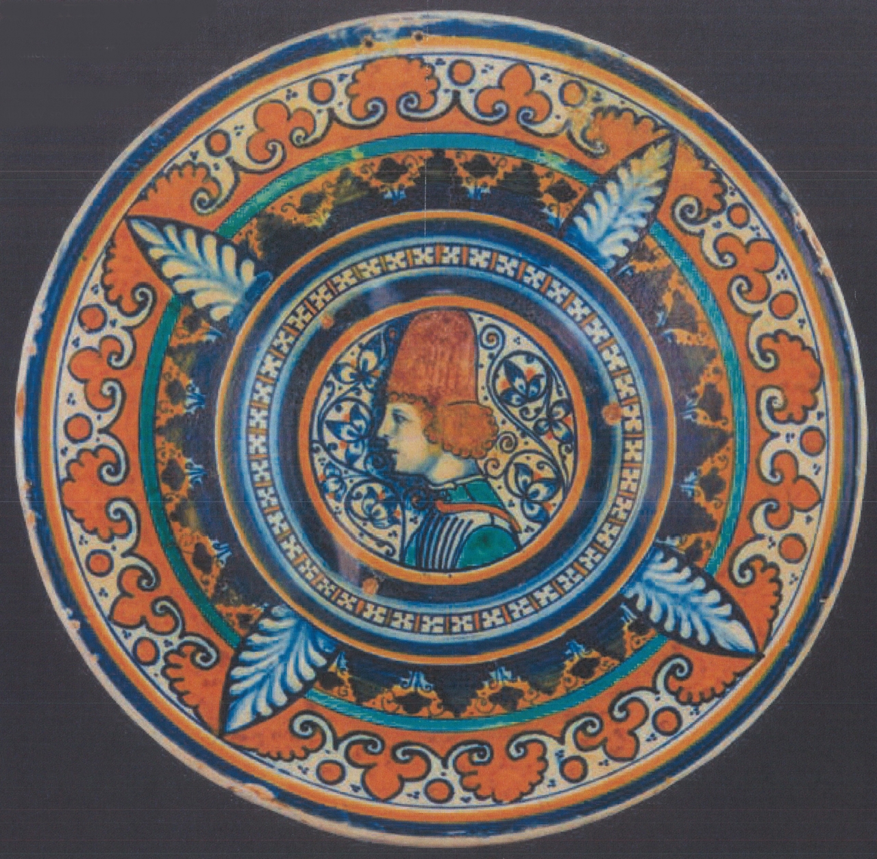 busto maschile con motivi decorativi geometrici e vegetali (piatto da parata, opera isolata) - ambito faentino (ultimo quarto XV)