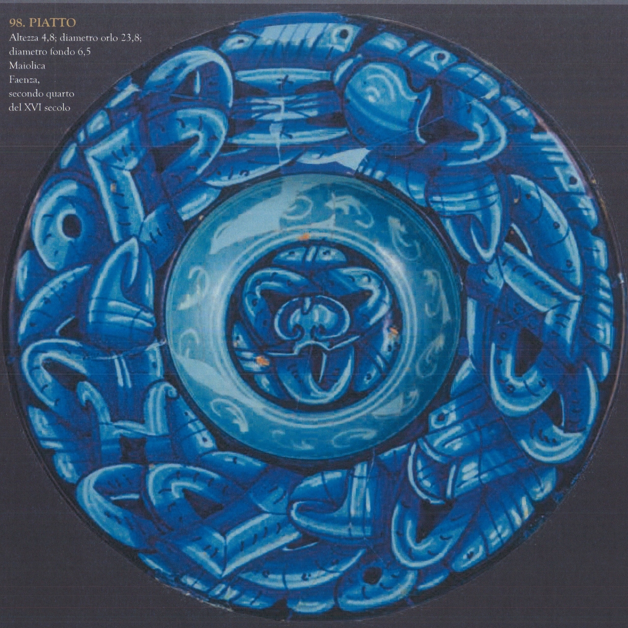 motivo a trofei con elementi decorativi geometrici e vegetali (piatto, opera isolata) - ambito faentino (secondo quarto XVI)