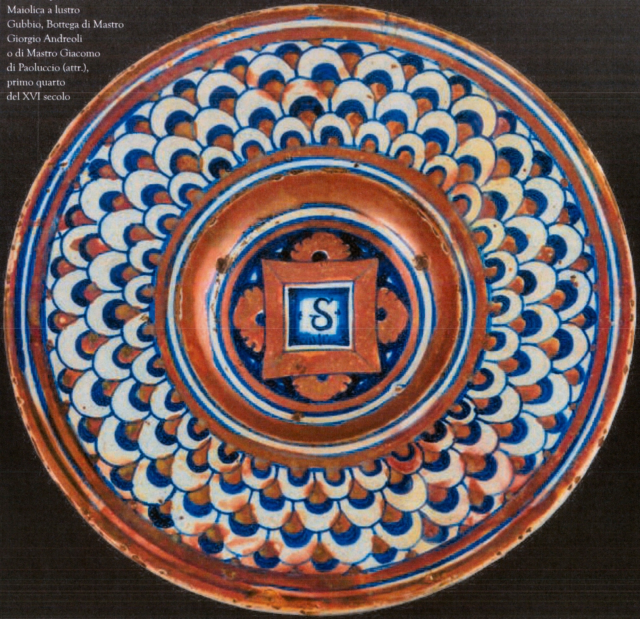 lettera "S" con motivi decorativi geometrici e vegetali (piatto, opera isolata) di Mastro Giorgio Andreoli (bottega) (primo quarto XVI)