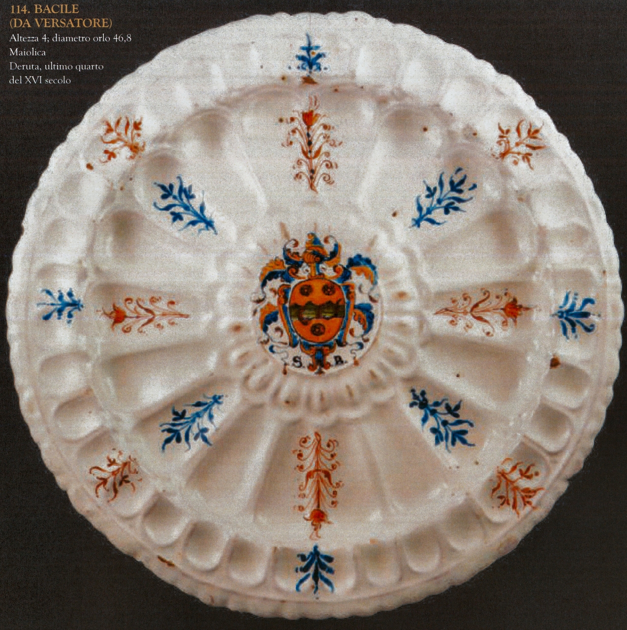 stemma con motivi decorativi vegetali (bacile - da versatore, opera isolata) - manifattura di Deruta (ultimo quarto XVI)