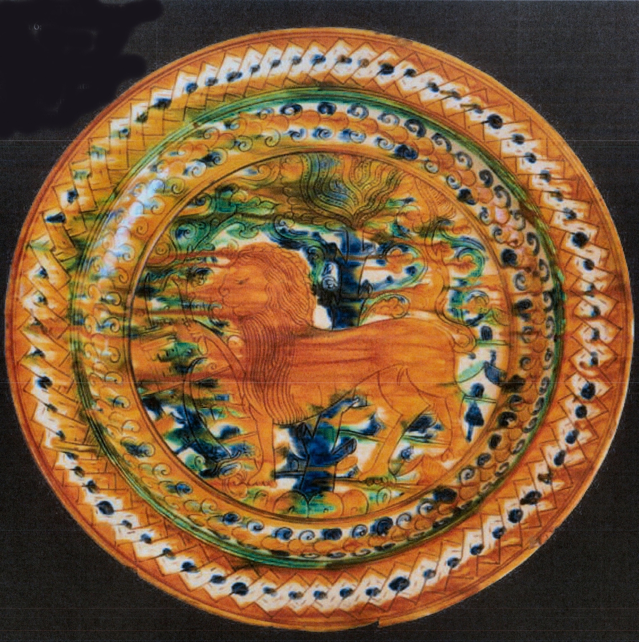leone con motivi decorativi geometrici e vegetali (piatto da parata, opera isolata) - bottega di Manduria (prima metà XVI)
