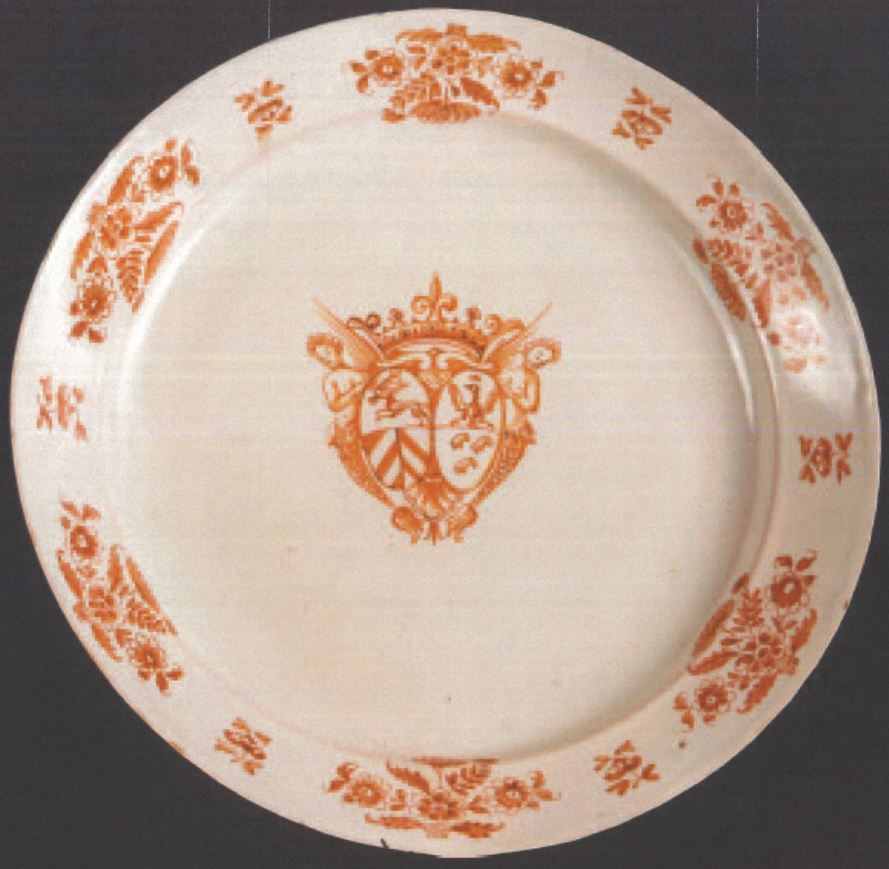 stemma con motivi decorativi geometrici e vegetali (piatto, opera isolata) - ambito Italia settentrionale (primo quarto XVIII)