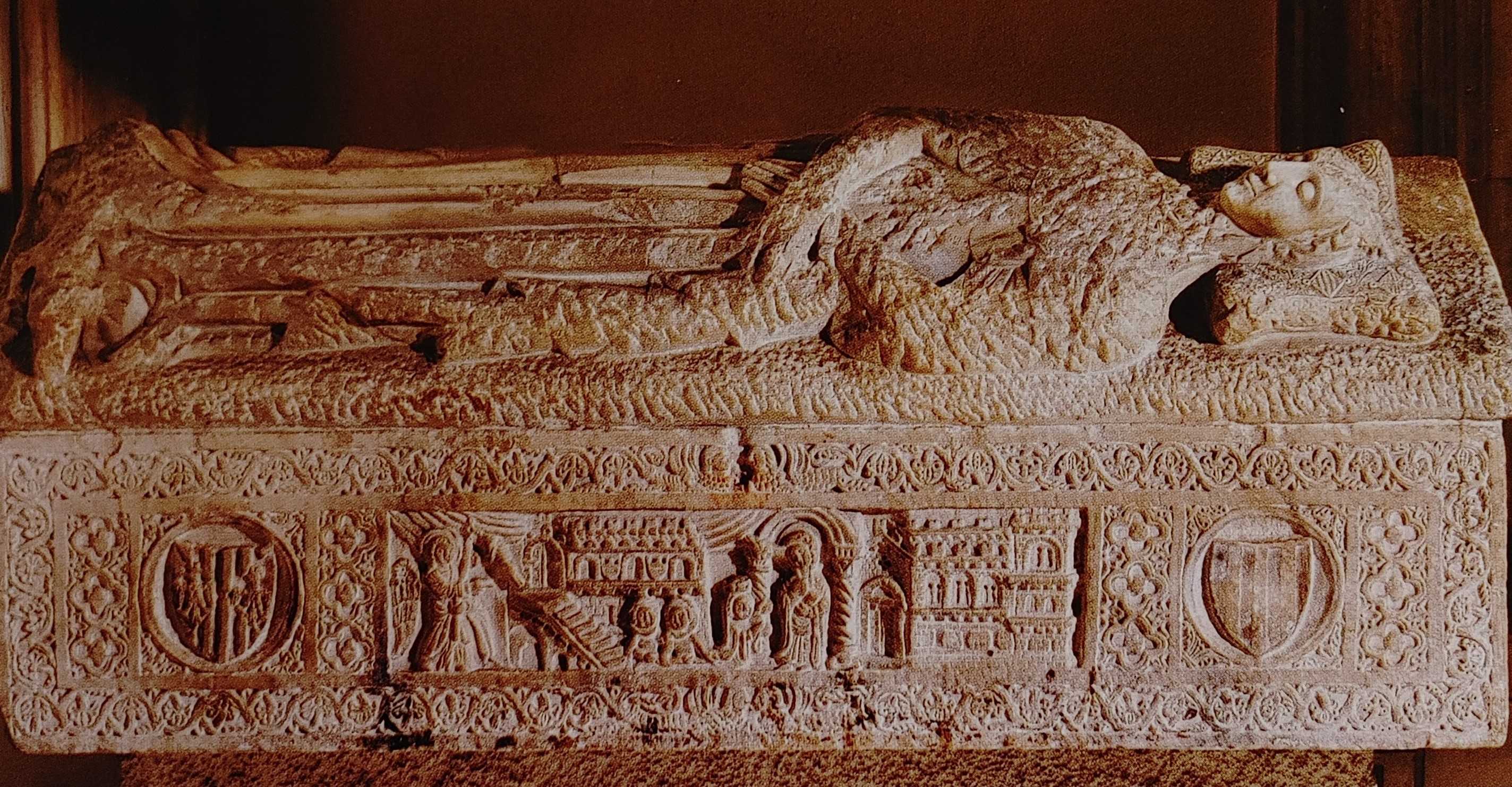 Sarcofago di Costanza Perez di Aragona e Navarra, Costanza Perez di Aragona e Navarra (monumento funebre - a sarcofago, opera isolata) di anonimo scultore locale (scuola) - ambito catanese (seconda metà XIV)
