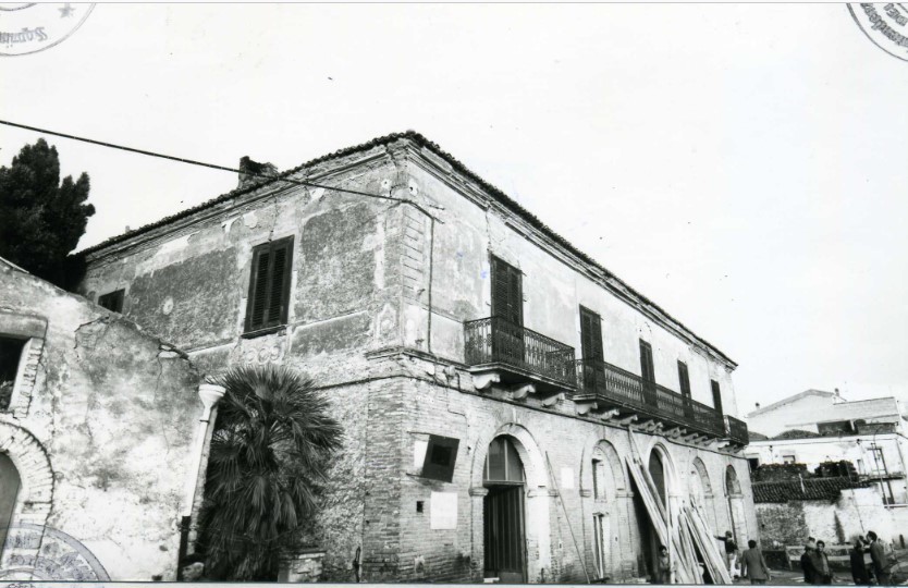 palazzo, Palazzo Ferri (seconda metà XVIII)