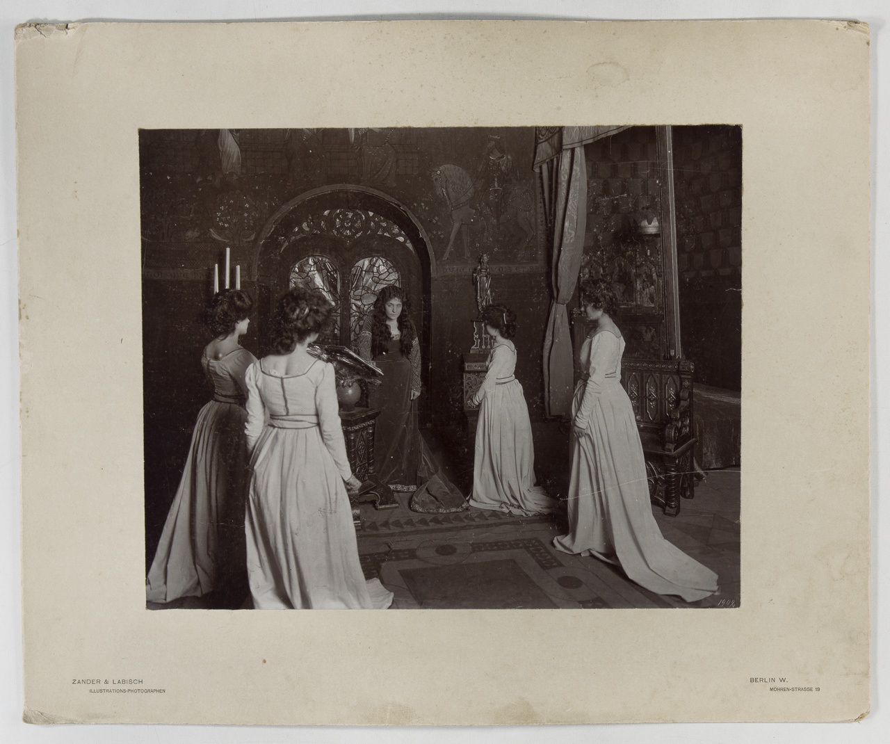 Teatro - Fotografie di Scena – Attori - Eleonora Duse - Personaggi - Francesca da Rimini (positivo) di Zander & Labisch Illustrations-Photographen (studio) (inizio XX)