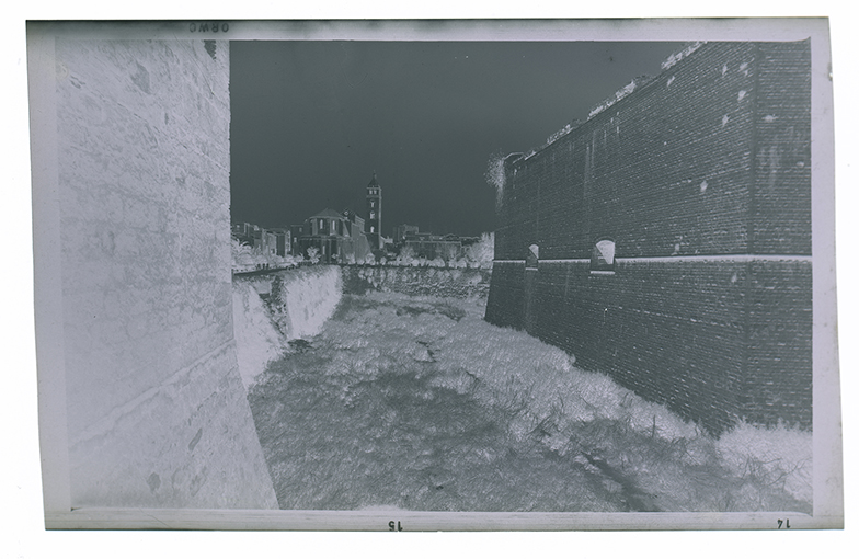 Barletta - fossato del castello (negativo) di Ficarelli, Michele (XX)