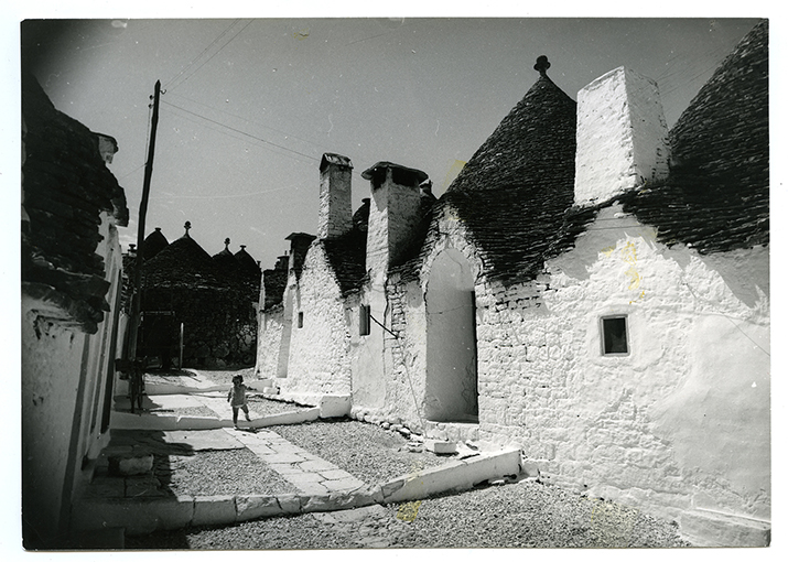 Alberobello - Scorcio del centro storico (positivo) di Ficarelli, Michele (XX)