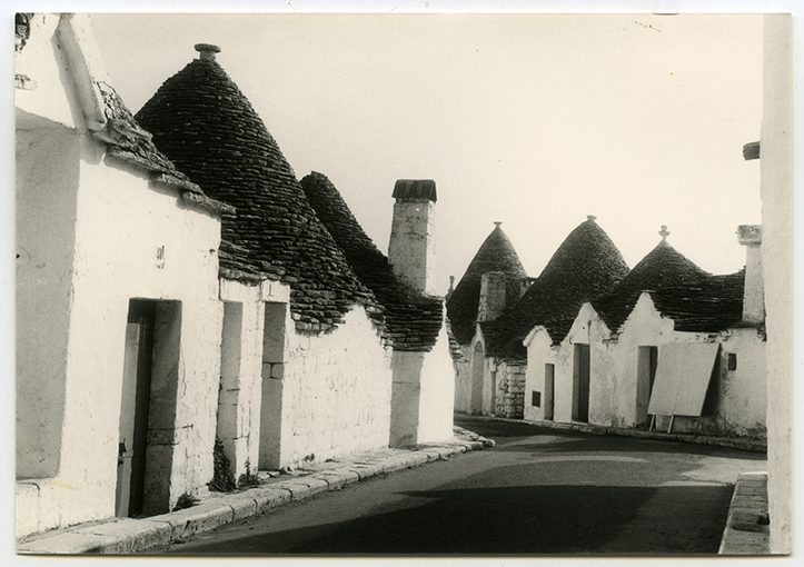 Alberobello - Zona monumentale trulli - Una via (positivo) di Anonimo (XX)