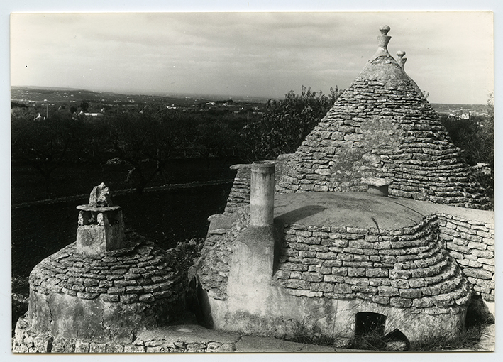 Valle d'Itria - Trullo e panorama (positivo) di Anonimo (XX)