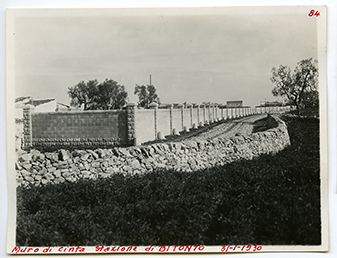 Bitonto - Stazione - Costruzione del muro di cinta (positivo) di Anonimo (XX)