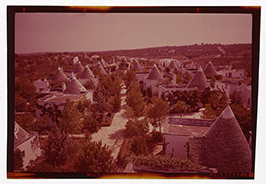 Alberobello - Panoramica Villagio dei Trulli (diapositiva) di Ficarelli, Michele (XX)