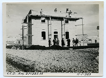 Bari-Barletta. Costruzione della linea ferroviaria - Casa cantoniera (positivo) di Anonimo (XX)