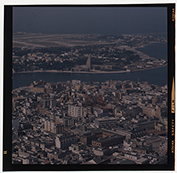 Brindisi - veduta aerea del centro storico e del monumento al Marinaio (diapositiva) di Ramosini, Vitaliano, Stagnani, Vittorio (XX)