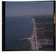 veduta aerea della costa con la città di Barletta sullo sfondo (diapositiva) di Ramosini, Vitaliano, Stagnani, Vittorio (XX)