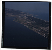 Capoiale (Cagnano Varano) - veduta aerea con il lago di Varano in primo piano (diapositiva) di Ramosini, Vitaliano, Stagnani, Vittorio (XX)