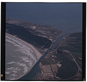 Capoiale (Cagnano Varano) - veduta aerea della foce del lago di Varano (diapositiva) di Ramosini, Vitaliano, Stagnani, Vittorio (XX)