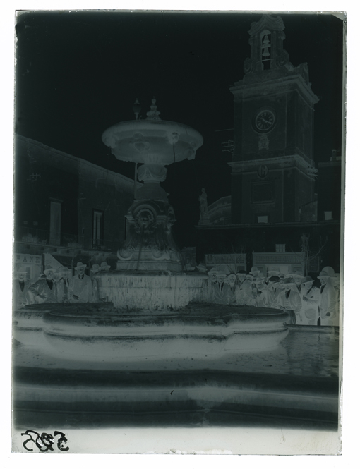 Francavilla Fontana - Piazza Umberto I - Fontana e torre dell'Orologio (negativo) di Palumbo, Giuseppe (XX)