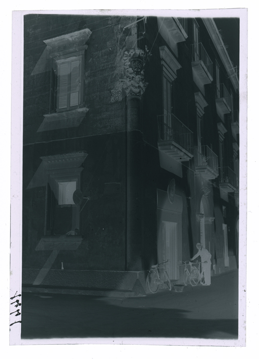 Lecce - Colonna angolare palazzo di via Umberto I (negativo) di Palumbo, Giuseppe (XX)