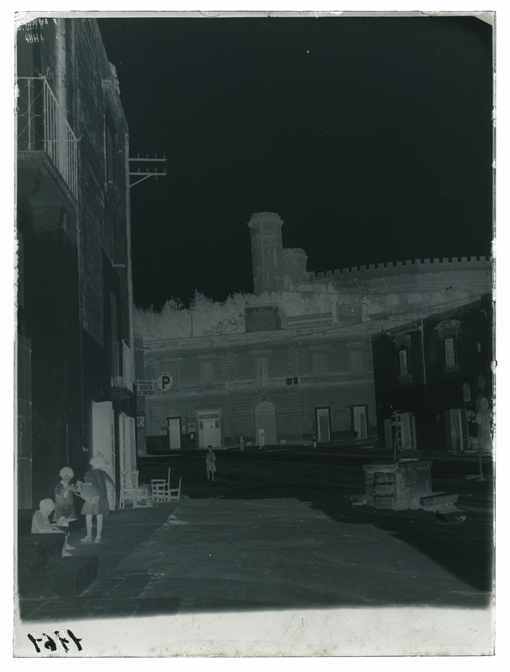 Oria - Veduta del castello da una via (negativo) di Palumbo, Giuseppe (XX)