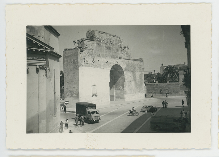 Lecce - veduta di Porta Napoli (positivo) di Palumbo, Giuseppe (XX)