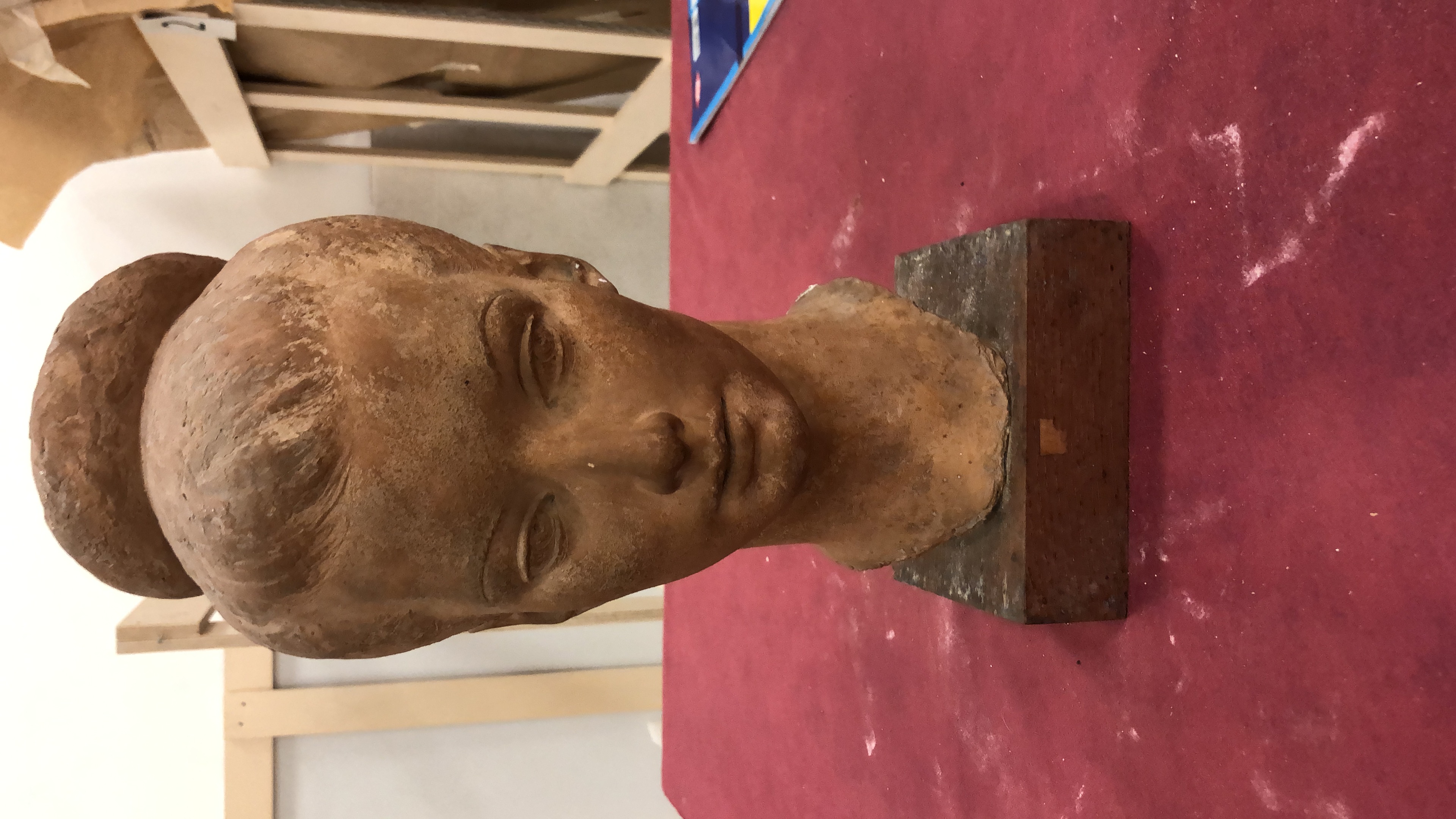 testa femminile con capelli raccolti (scultura) di Guiggi Giulio (metà XX)